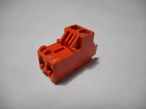 Orangefarbener Stecker, wahrscheinlich für einen Raumfühler, mit zwei Polen und sichtbaren Anschlusslöchern. Möglicherweise von der Marke Remeha.